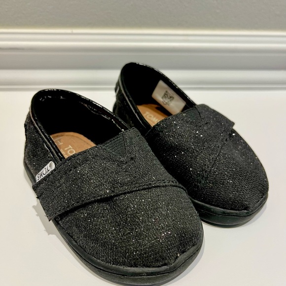 Kids Toms Shoes. Brand New, toddler sizes 4 - Picture 1 of 3